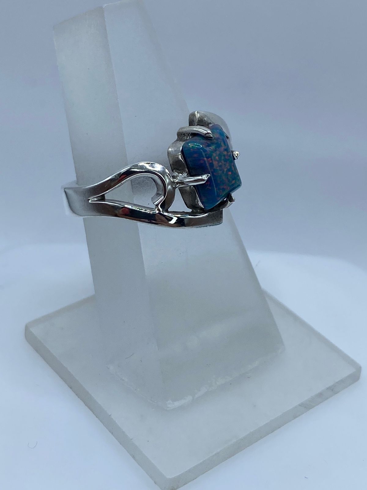ANILLO CONTEMPORÁNEO CON ÓPALO DE FUEGO EN PLATA LEY .925, vista frontal