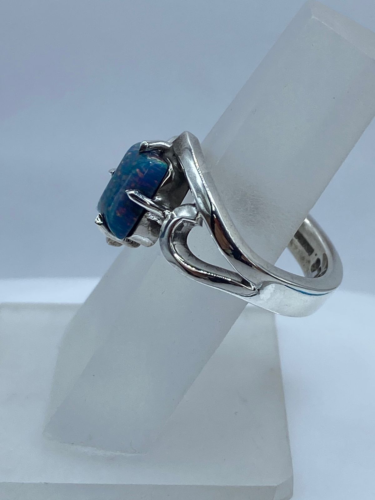 ANILLO CONTEMPORÁNEO CON ÓPALO DE FUEGO EN PLATA LEY .925, sello de autenticidad Plata Ley .925