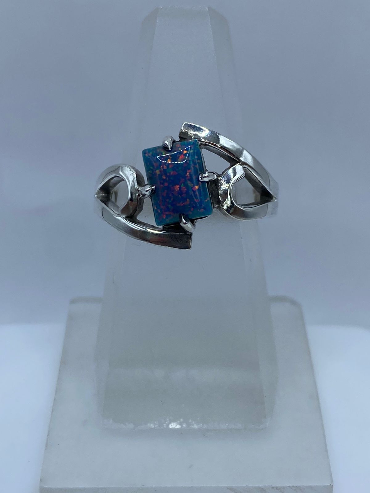 ANILLO CONTEMPORÁNEO CON ÓPALO DE FUEGO EN PLATA LEY .925, vista de detalle