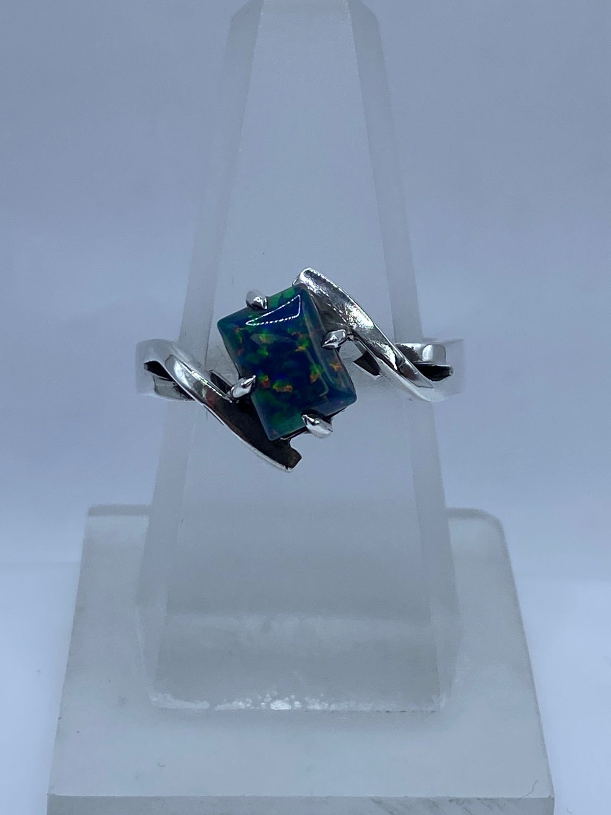 Anillo Contemporáneo con Ópalo de Fuego en Plata .925 — vista lateral