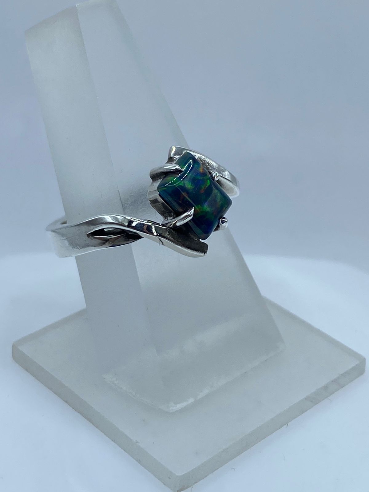 Anillo Contemporáneo con Ópalo de Fuego en Plata .925, vista frontal