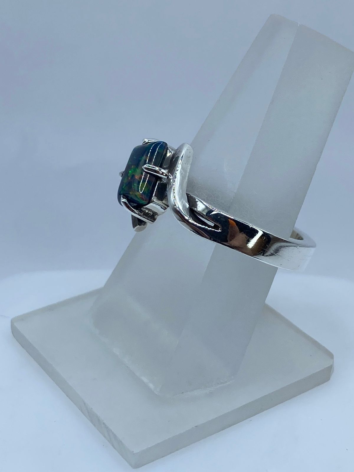 Anillo Contemporáneo con Ópalo de Fuego en Plata .925, vista lateral