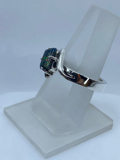 Anillo Contemporáneo con Ópalo de Fuego en Plata .925, vista lateral