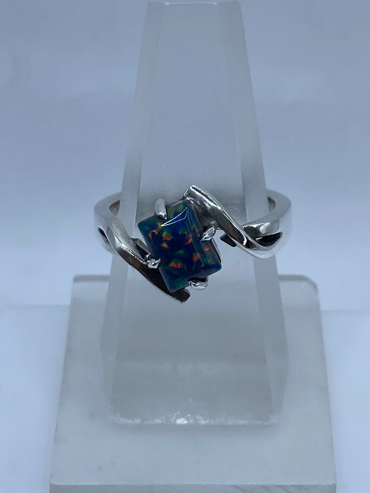 Anillo Contemporáneo con Ópalo de Fuego en Plata .925, sello de autenticidad Plata Ley .925