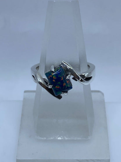 Anillo Contemporáneo con Ópalo de Fuego en Plata .925, sello de autenticidad Plata Ley .925