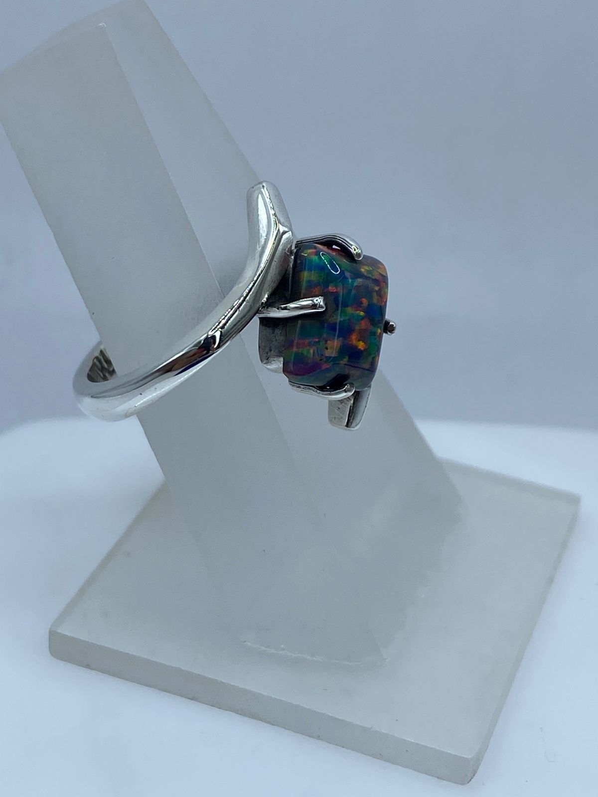 Anillo Contemporáneo con Ópalo de Fuego en Plata .925, vista frontal