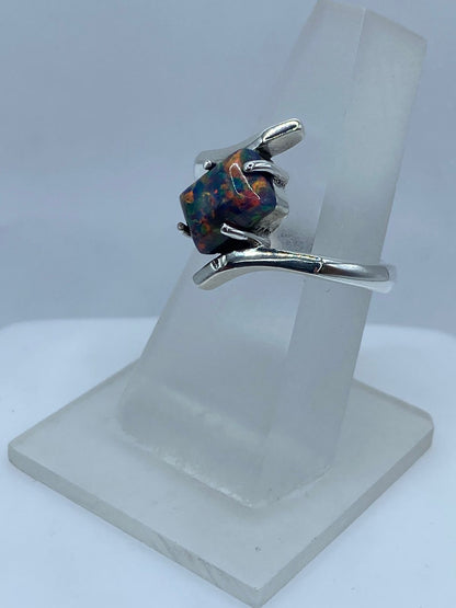 Anillo Contemporáneo con Ópalo de Fuego en Plata .925, vista de detalle