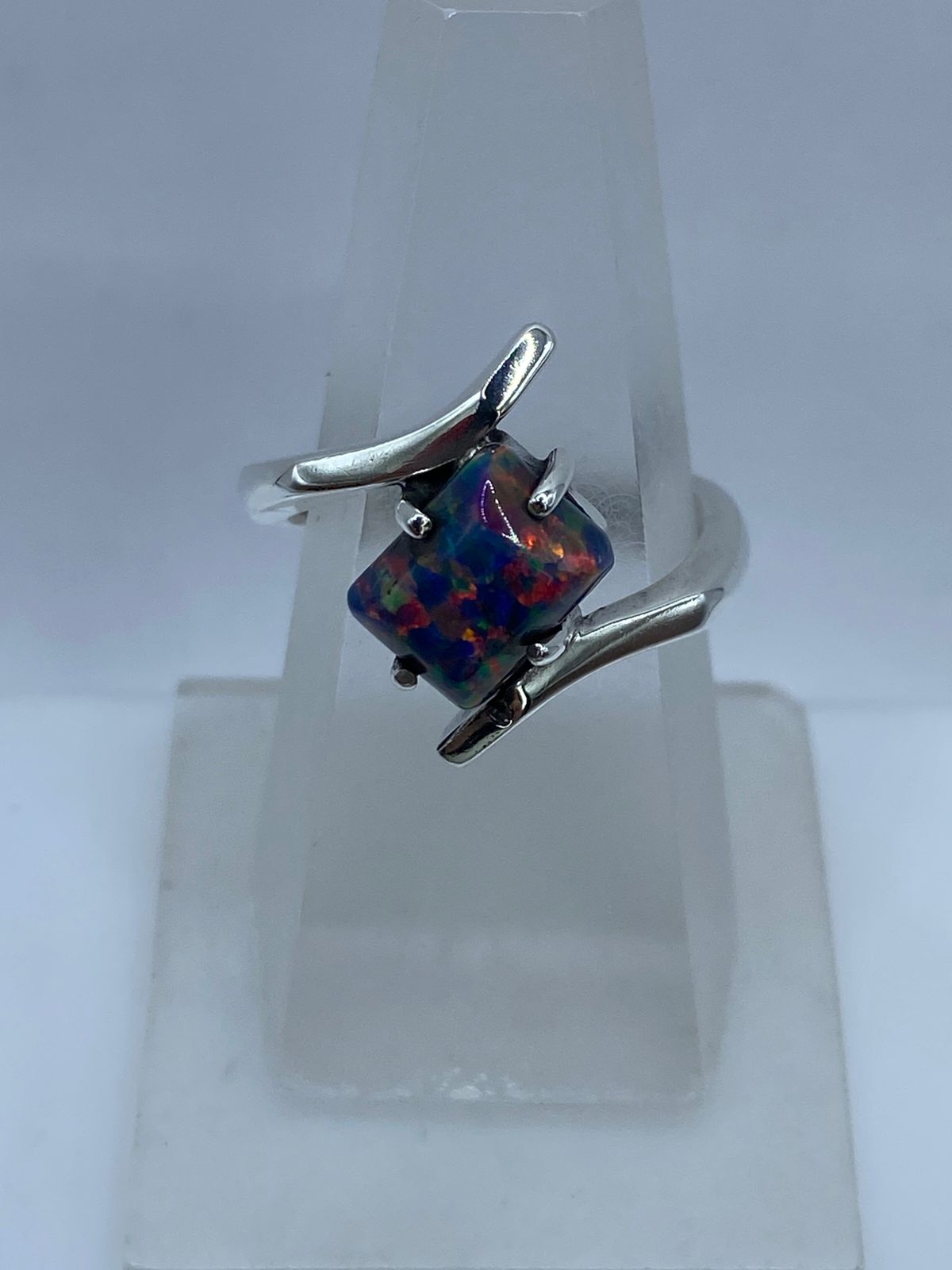 Anillo Contemporáneo con Ópalo de Fuego en Plata .925, vista lateral