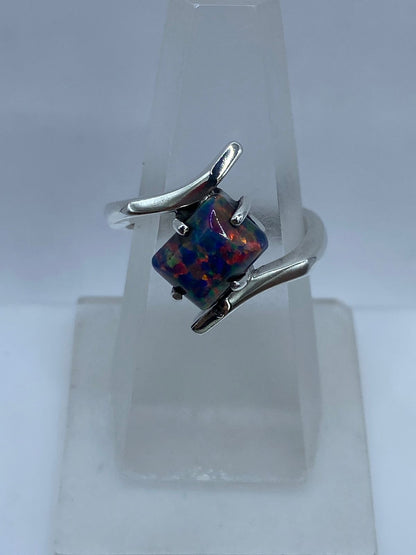 Anillo Contemporáneo con Ópalo de Fuego en Plata .925, vista lateral