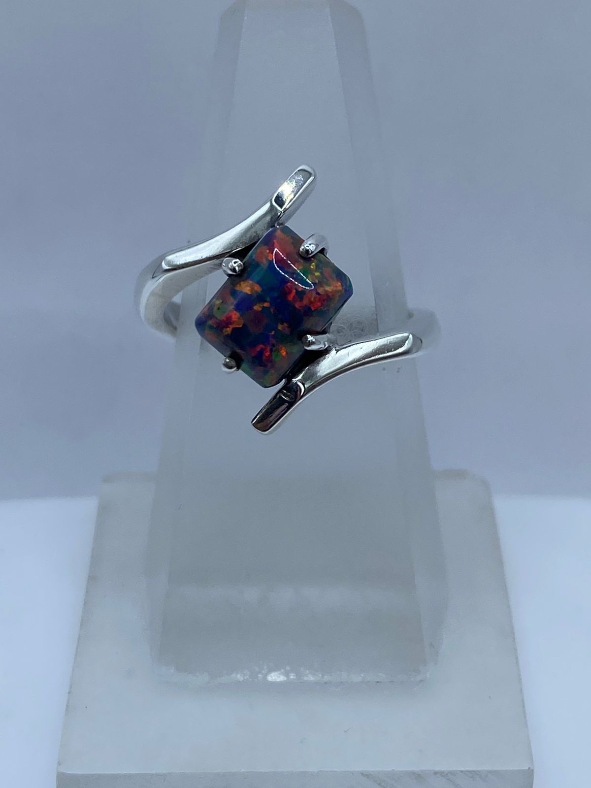 Anillo Contemporáneo con Ópalo de Fuego en Plata .925 — ángulo diagonal