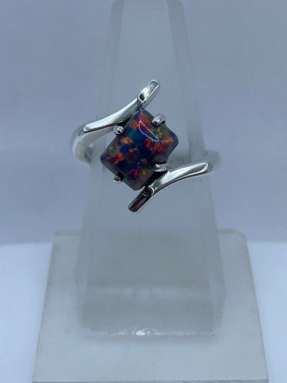 Anillo Contemporáneo con Ópalo de Fuego en Plata .925, sello de autenticidad Plata Ley .925