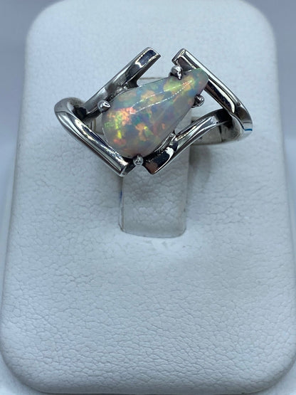 Anillo Contemporáneo con Ópalo de Fuego Tornasol en Plata .925 — vista lateral