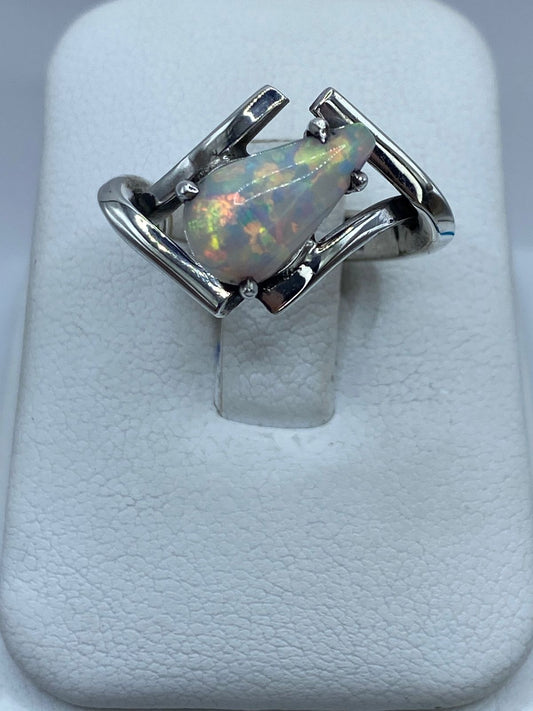 Anillo Contemporáneo con Ópalo de Fuego Tornasol en Plata .925 — vista lateral