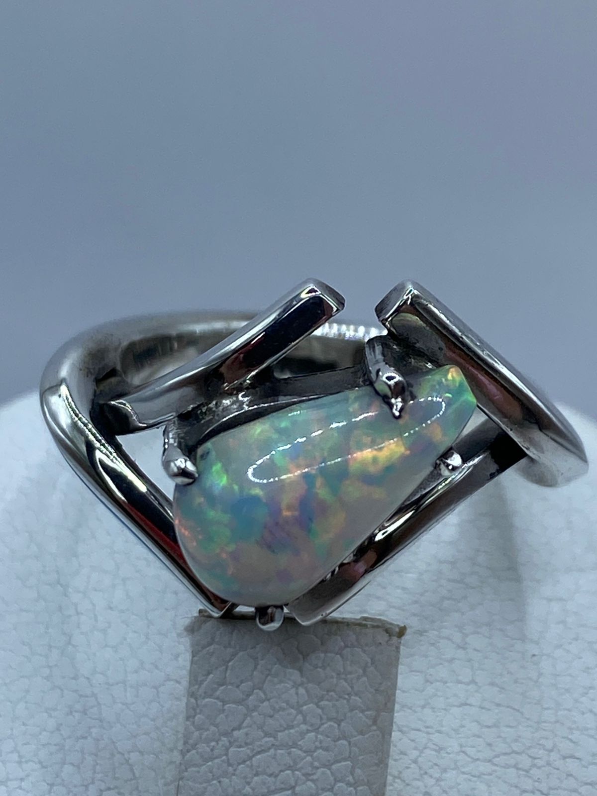 Anillo Contemporáneo con Ópalo de Fuego Tornasol en Plata .925, sello de autenticidad Plata Ley .925