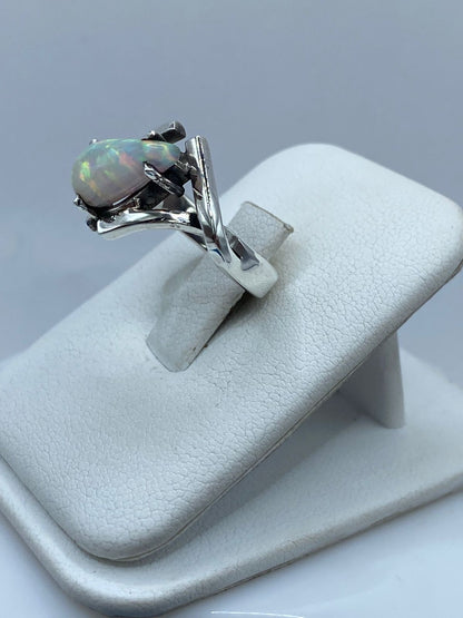 Anillo Contemporáneo con Ópalo de Fuego Tornasol en Plata .925, vista frontal