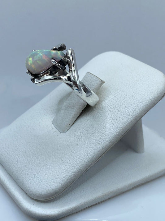 Anillo Contemporáneo con Ópalo de Fuego Tornasol en Plata .925, vista frontal