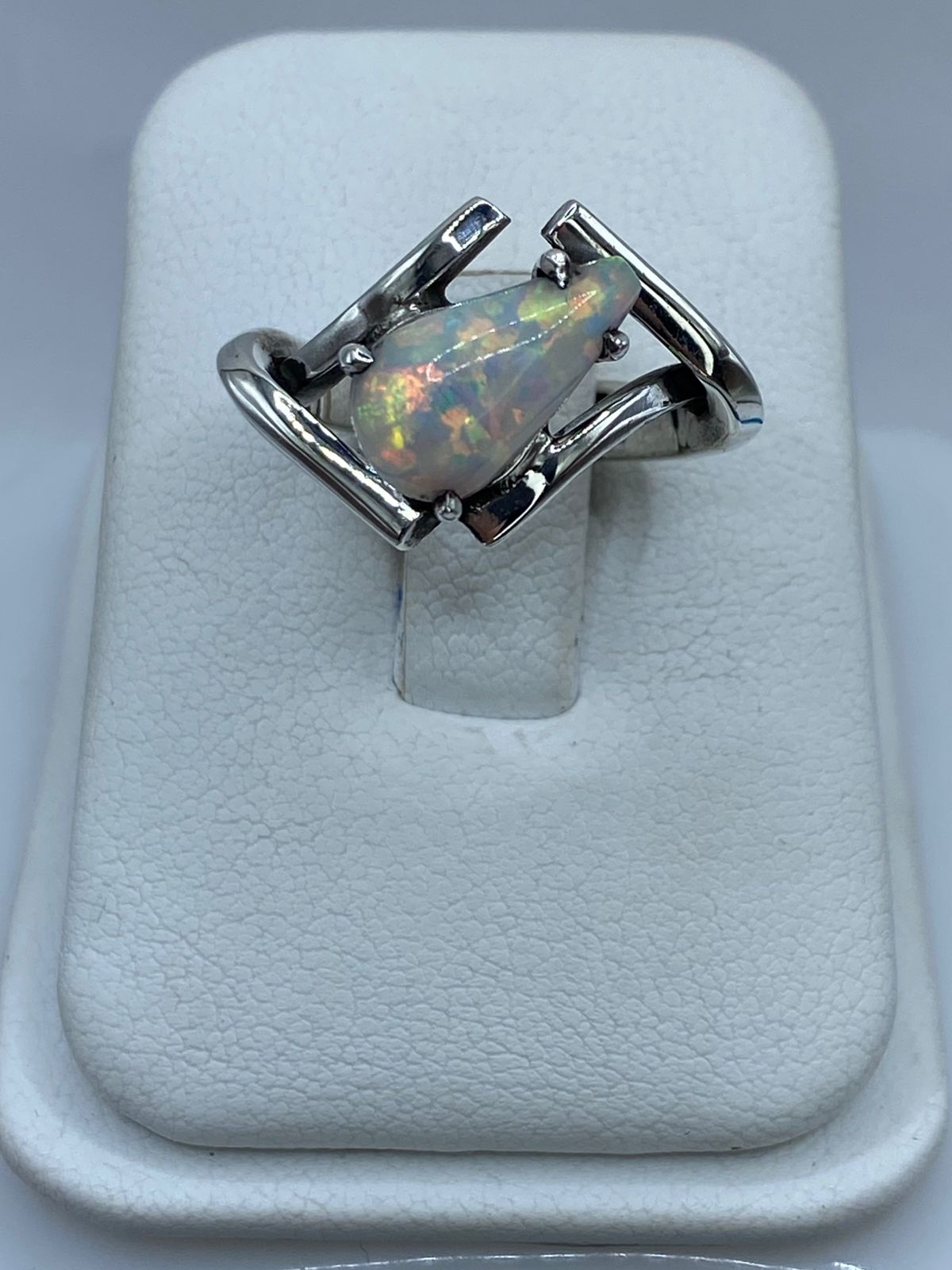 Anillo Contemporáneo con Ópalo de Fuego Tornasol en Plata .925, vista lateral