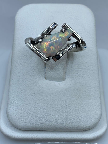 Anillo Contemporáneo con Ópalo de Fuego Tornasol en Plata .925, vista lateral
