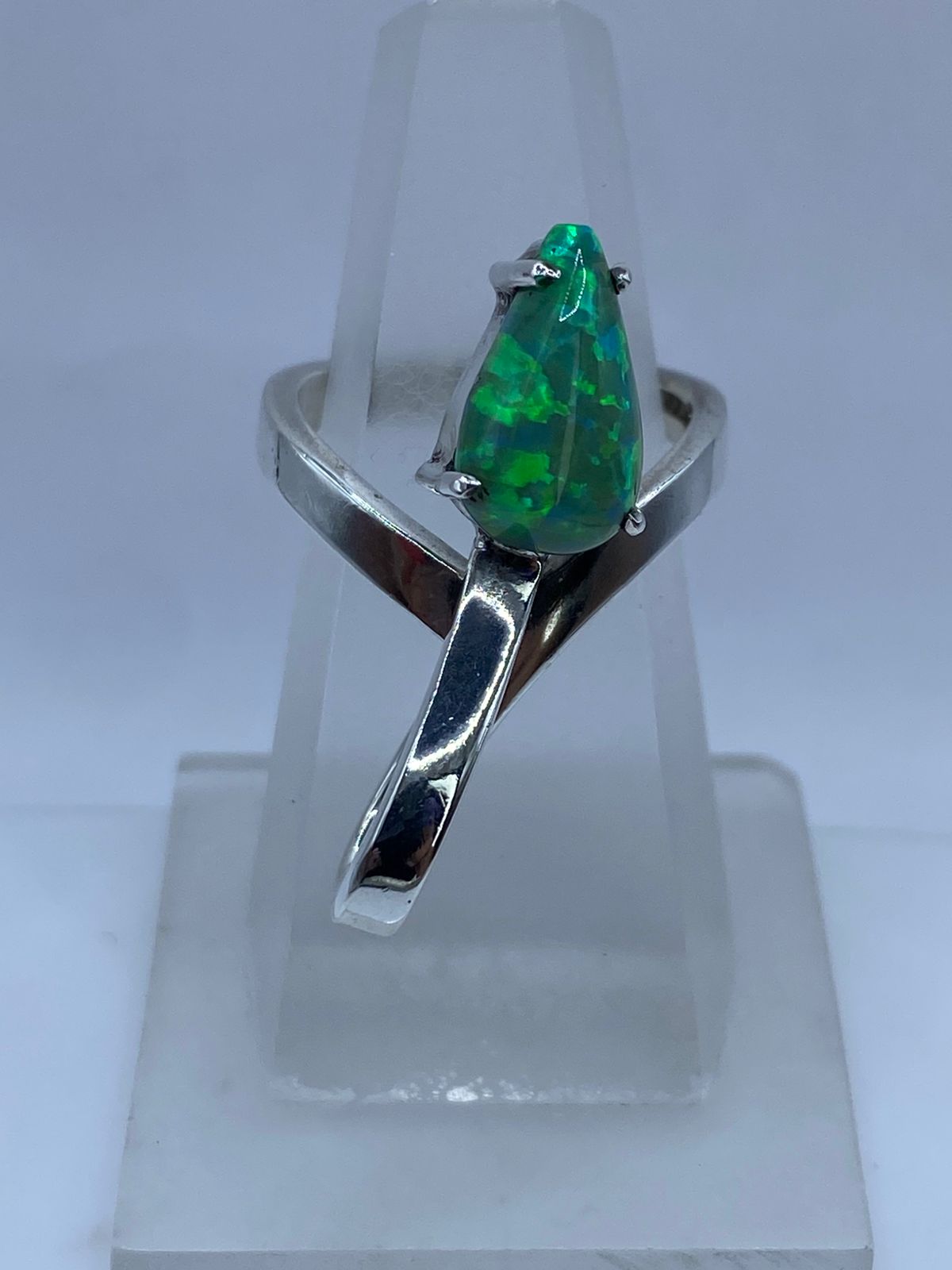 Anillo Contemporáneo con Ópalo de Fuego Verde en Plata Ley .925 — vista lateral
