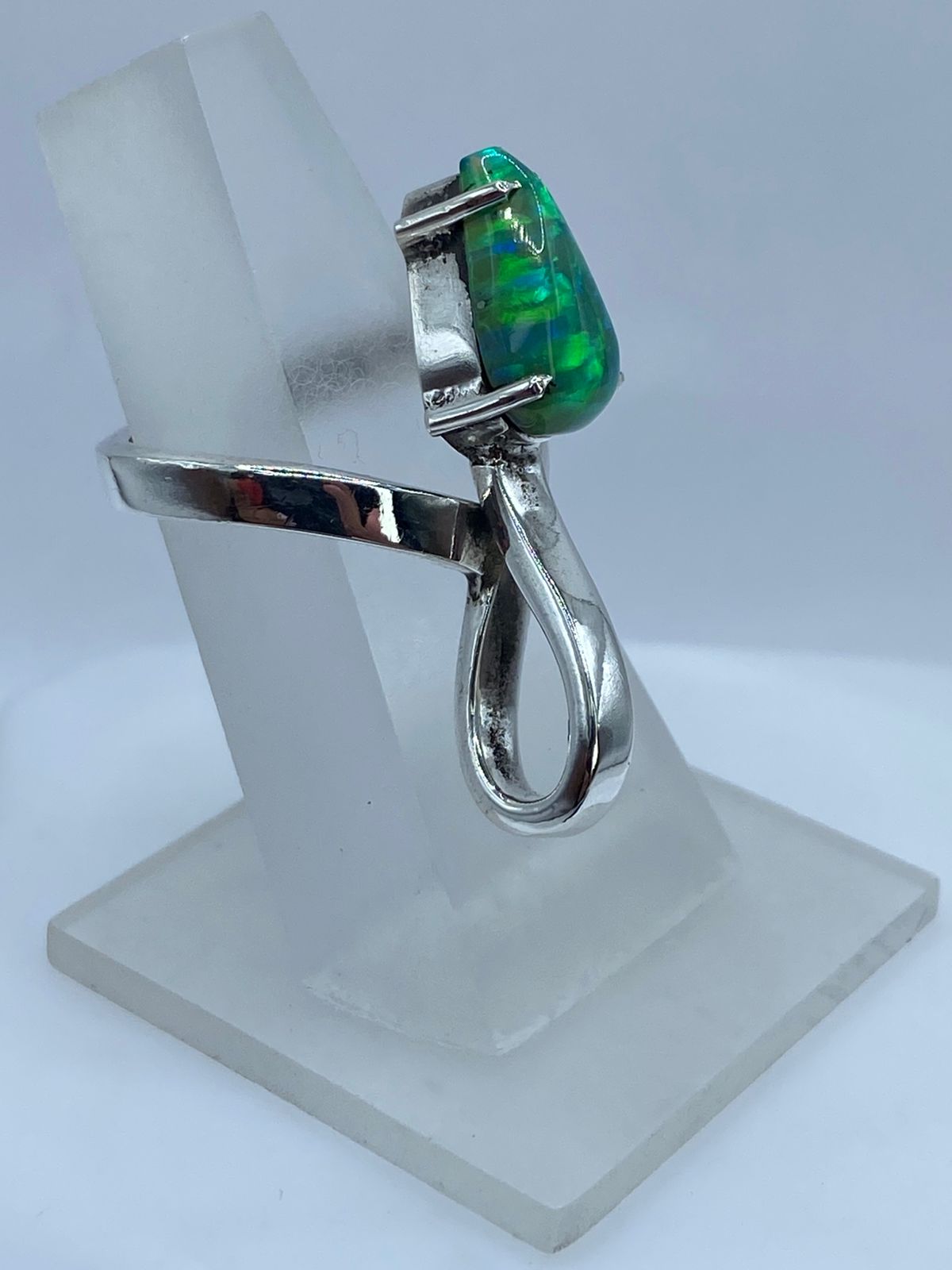 Anillo Contemporáneo con Ópalo de Fuego Verde en Plata Ley .925, vista frontal