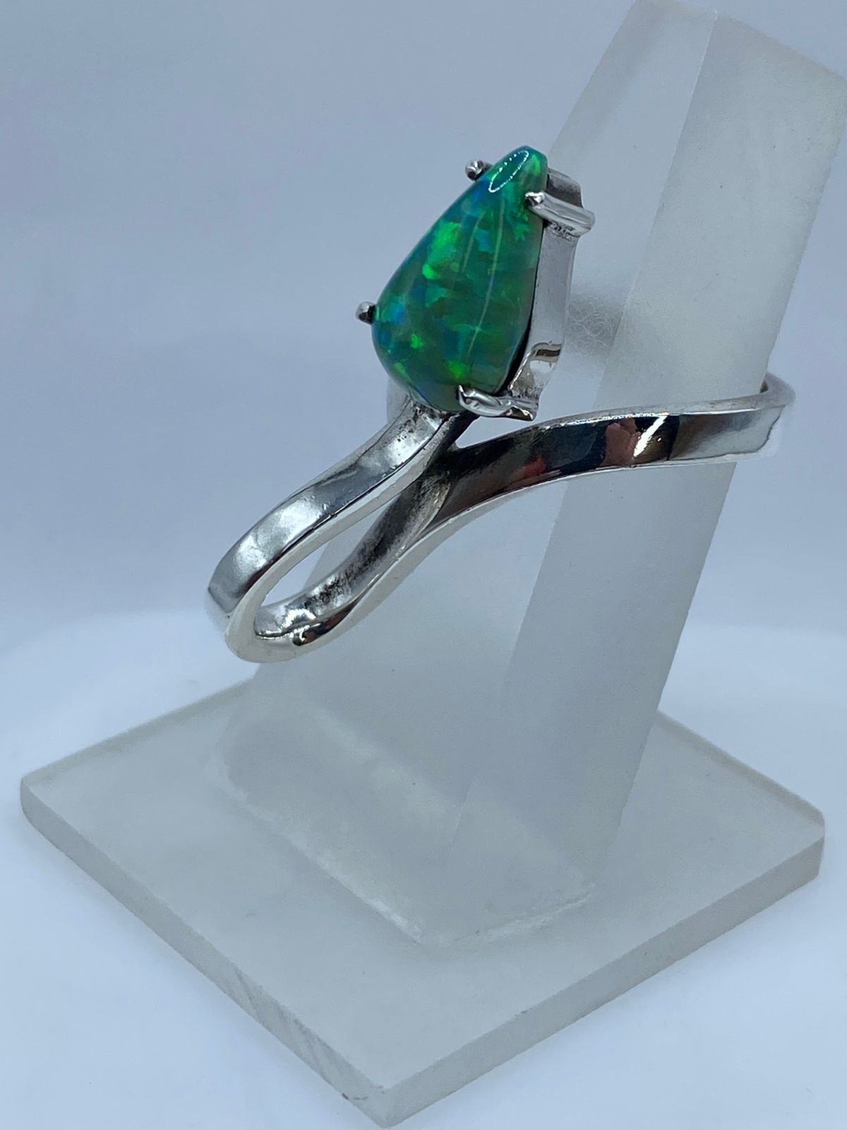 Anillo Contemporáneo con Ópalo de Fuego Verde en Plata Ley .925, vista lateral