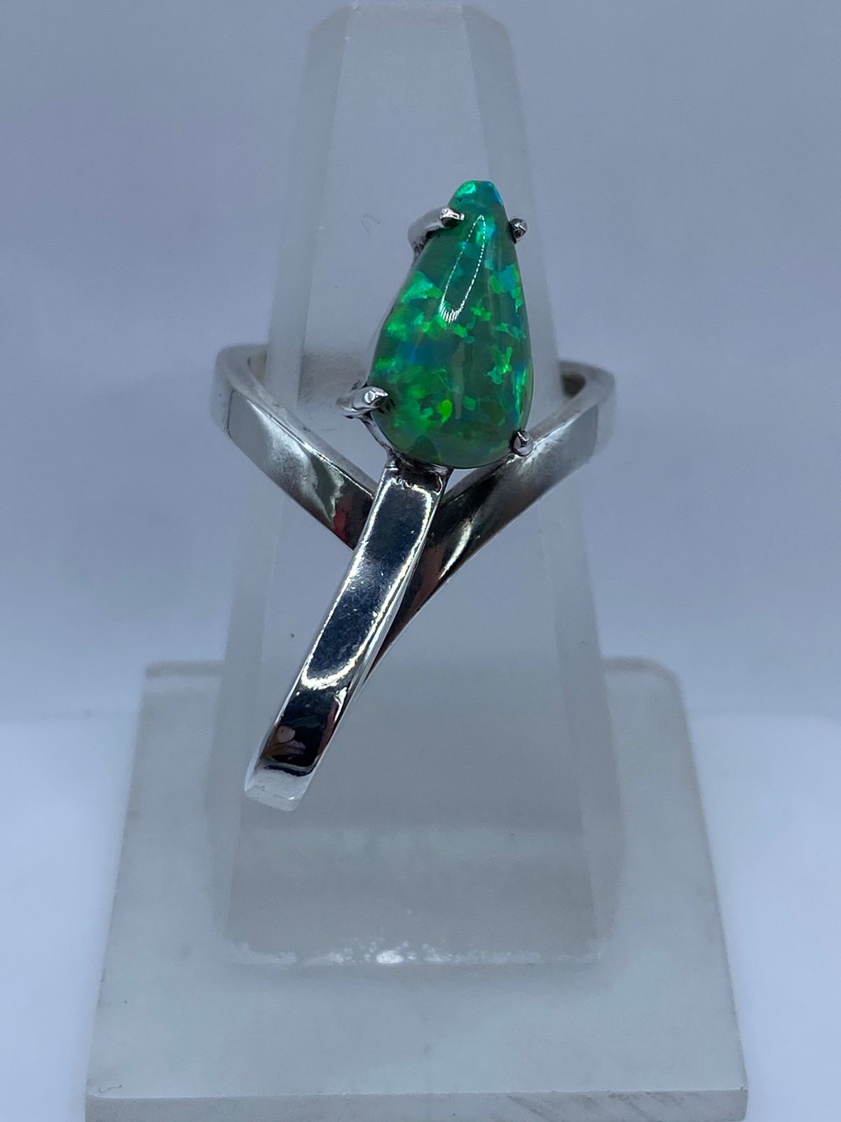 Anillo Contemporáneo con Ópalo de Fuego Verde en Plata Ley .925, sello de autenticidad Plata Ley .925