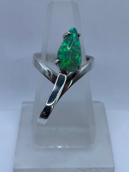 Anillo Contemporáneo con Ópalo de Fuego Verde en Plata Ley .925, sello de autenticidad Plata Ley .925