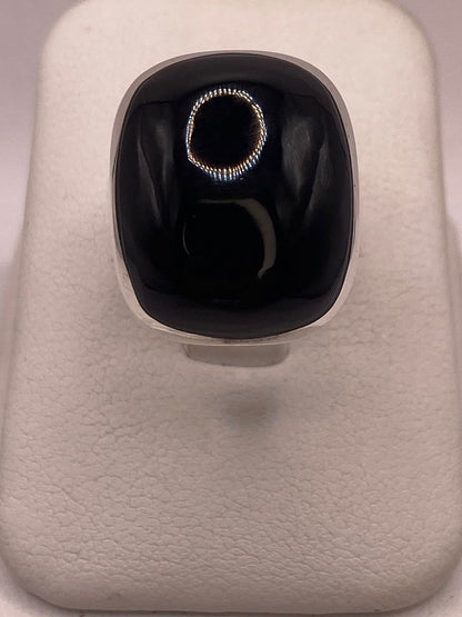 Anillo Contemporáneo de Plata Ley 925 con Ónix Negro — ángulo diagonal