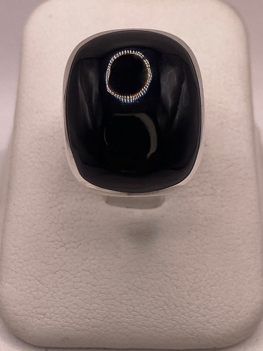 Anillo Contemporáneo de Plata Ley 925 con Ónix Negro — ángulo diagonal