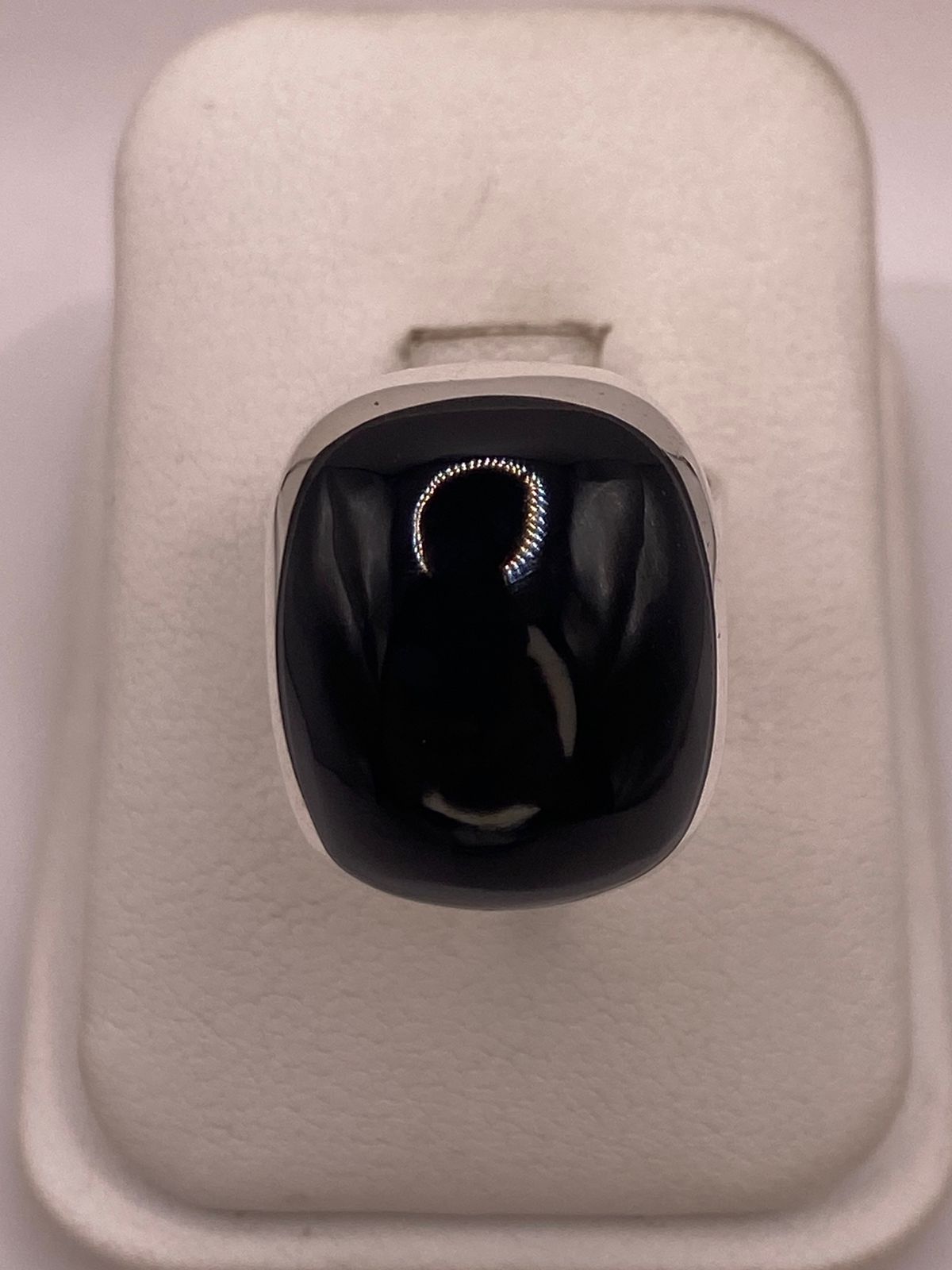 Anillo Contemporáneo de Plata Ley 925 con Ónix Negro, vista lateral