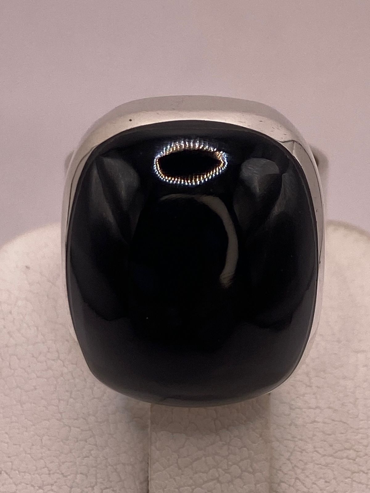 Anillo Contemporáneo de Plata Ley 925 con Ónix Negro, vista de detalle