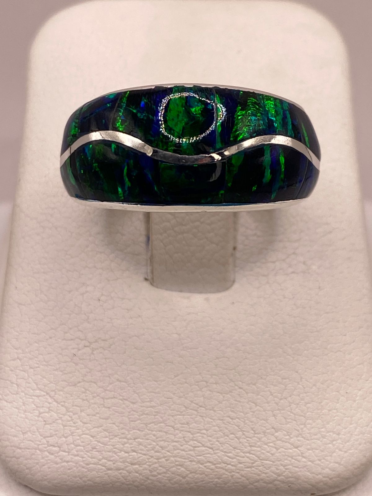 Anillo Contemporáneo de Plata Ley 925 con Ópalo de Fuego Azul Marino en báscula mostrando peso