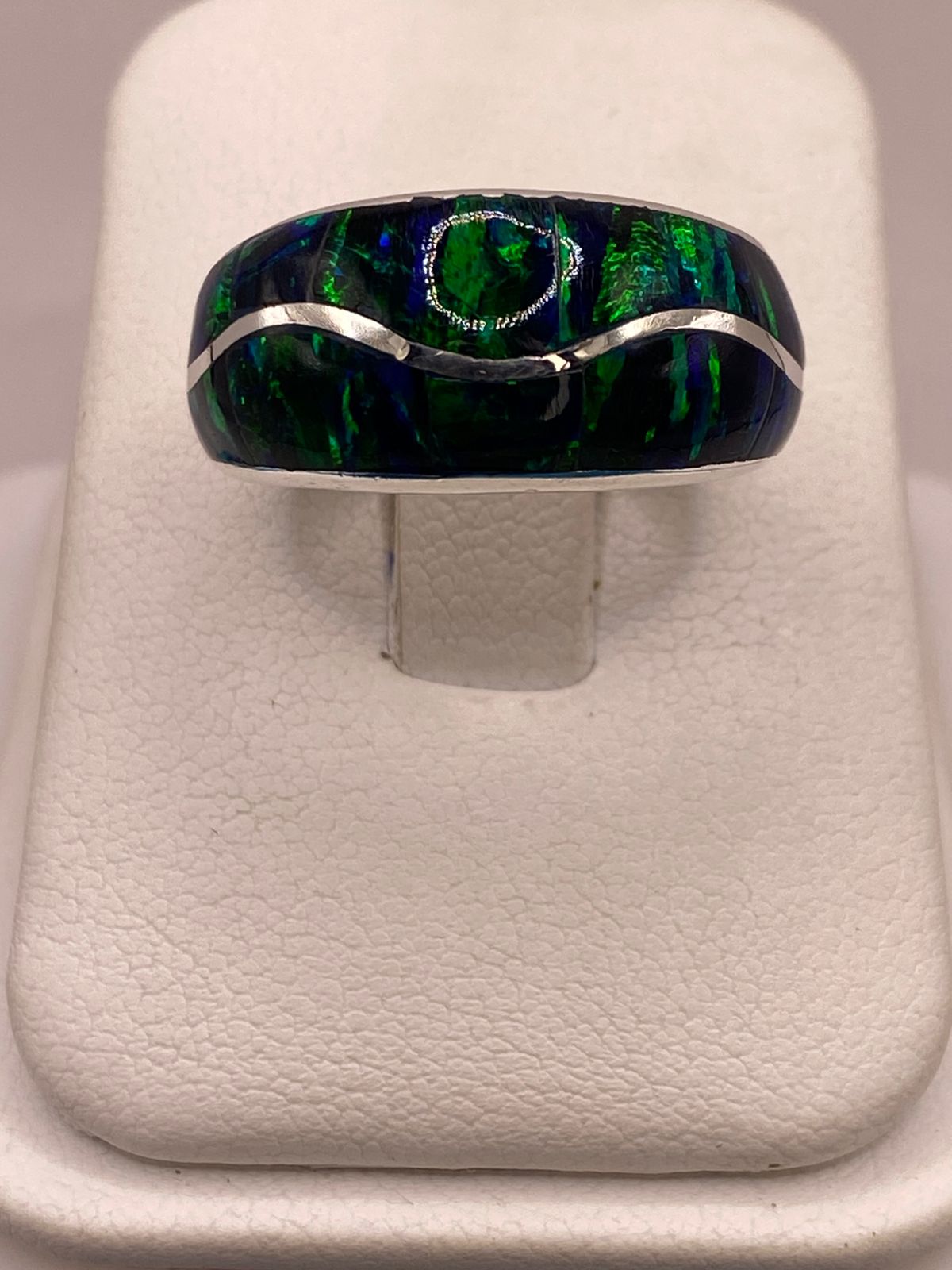Anillo Contemporáneo de Plata Ley 925 con Ópalo de Fuego Azul Marino, vista de detalle