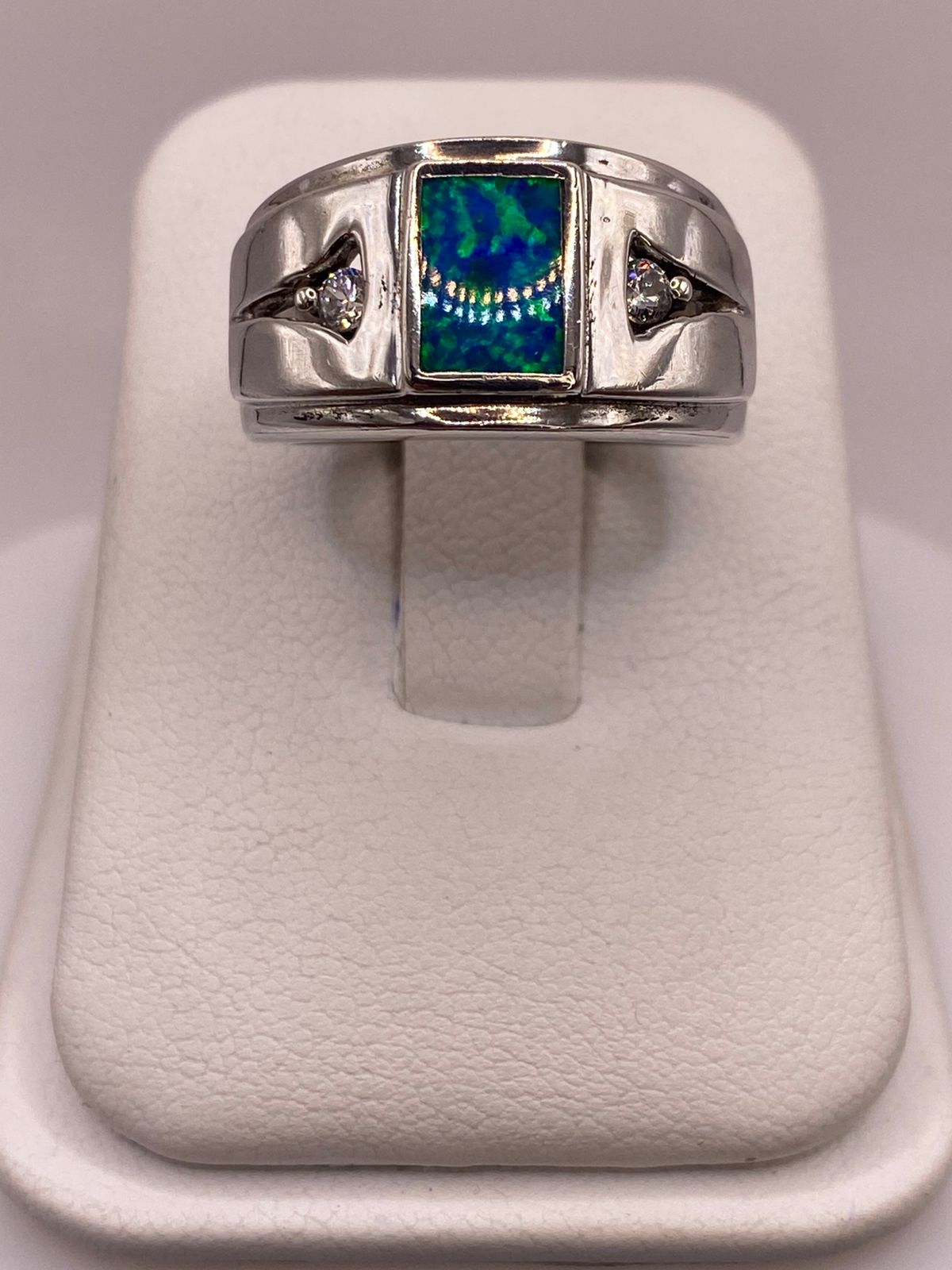 Anillo Contemporáneo de Plata Ley 925 con Ópalo de Fuego Azul Verde, vista de detalle