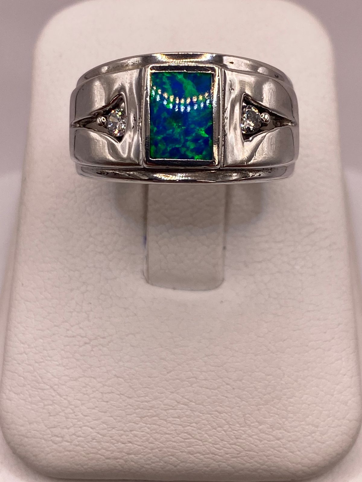 Anillo Contemporáneo de Plata Ley 925 con Ópalo de Fuego Azul Verde, vista frontal