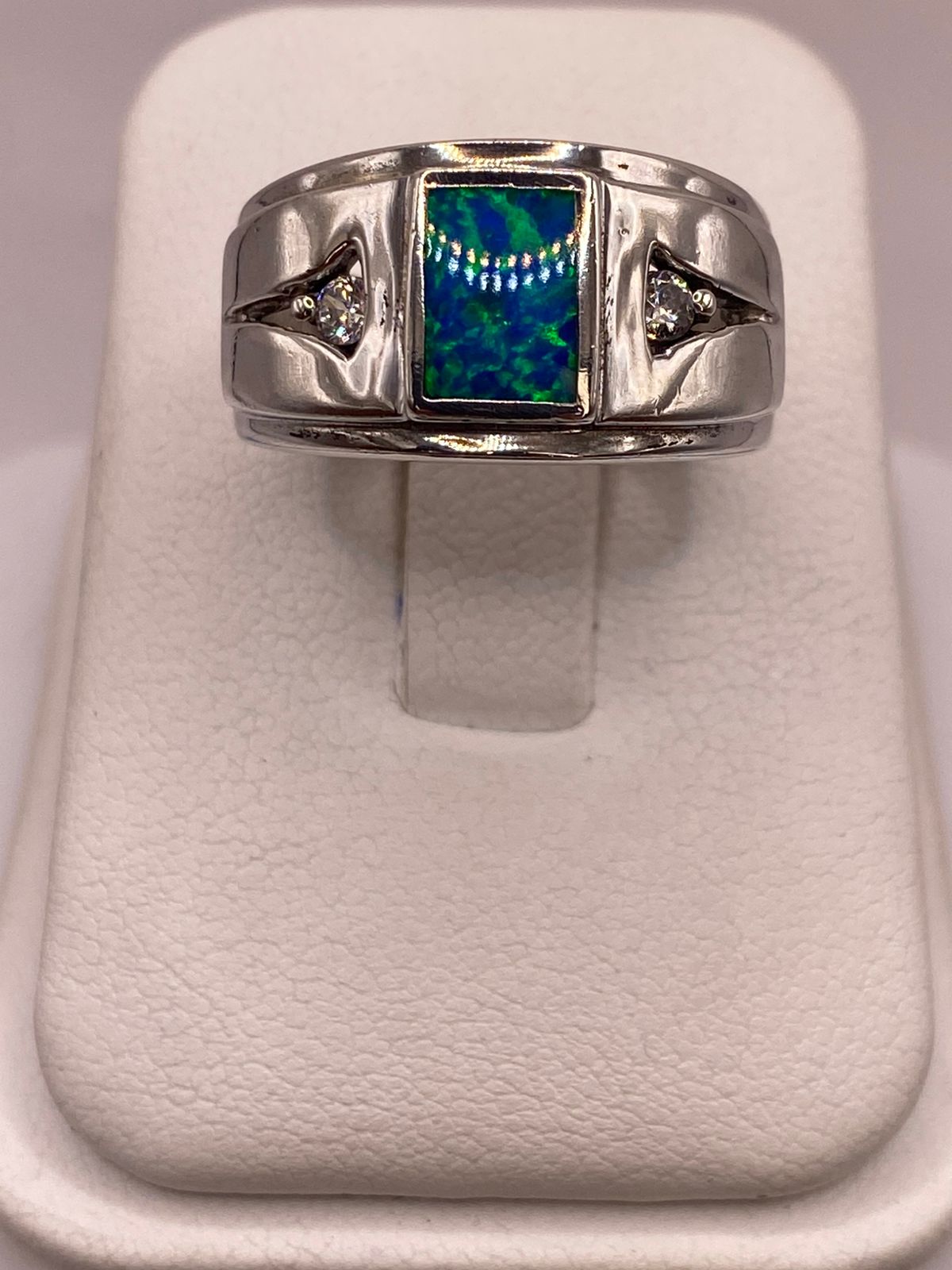 Anillo Contemporáneo de Plata Ley 925 con Ópalo de Fuego Azul Verde en báscula mostrando peso