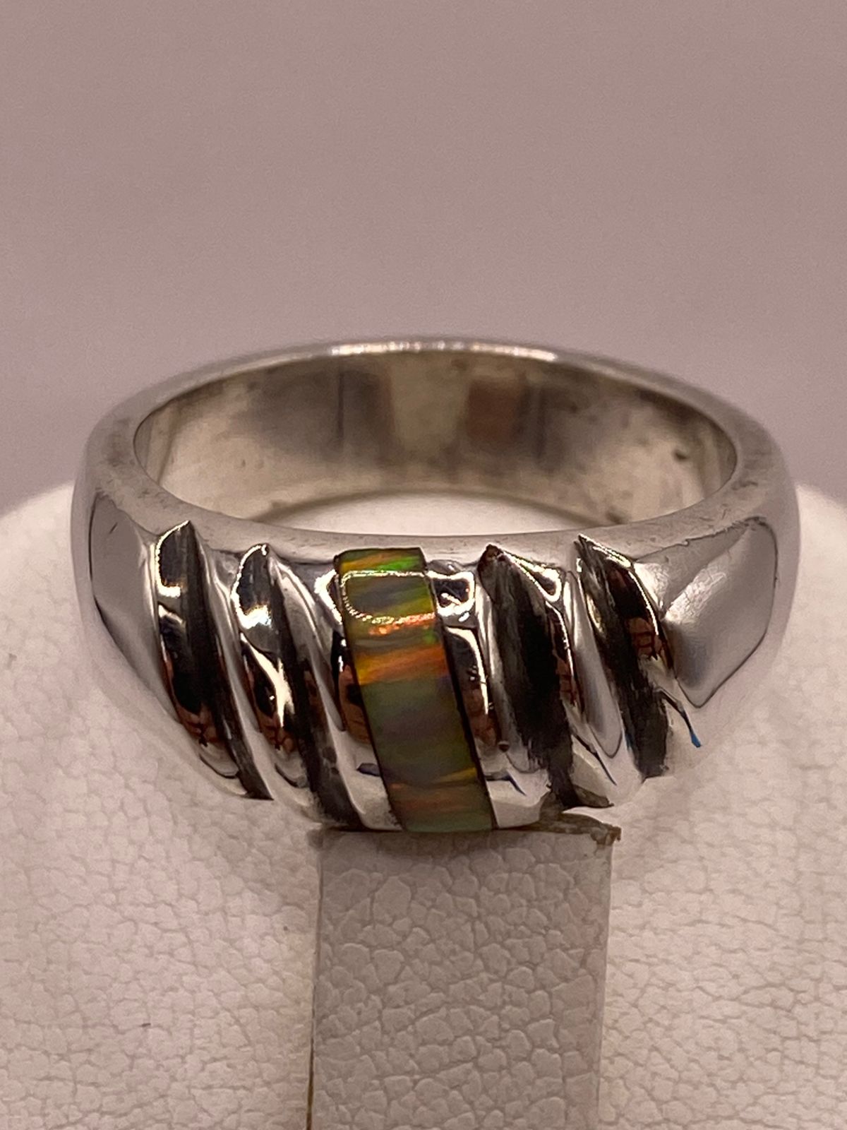 Anillo Contemporáneo de Plata Ley 925 con Ópalo de Fuego en Diseño Texturizado, vista superior