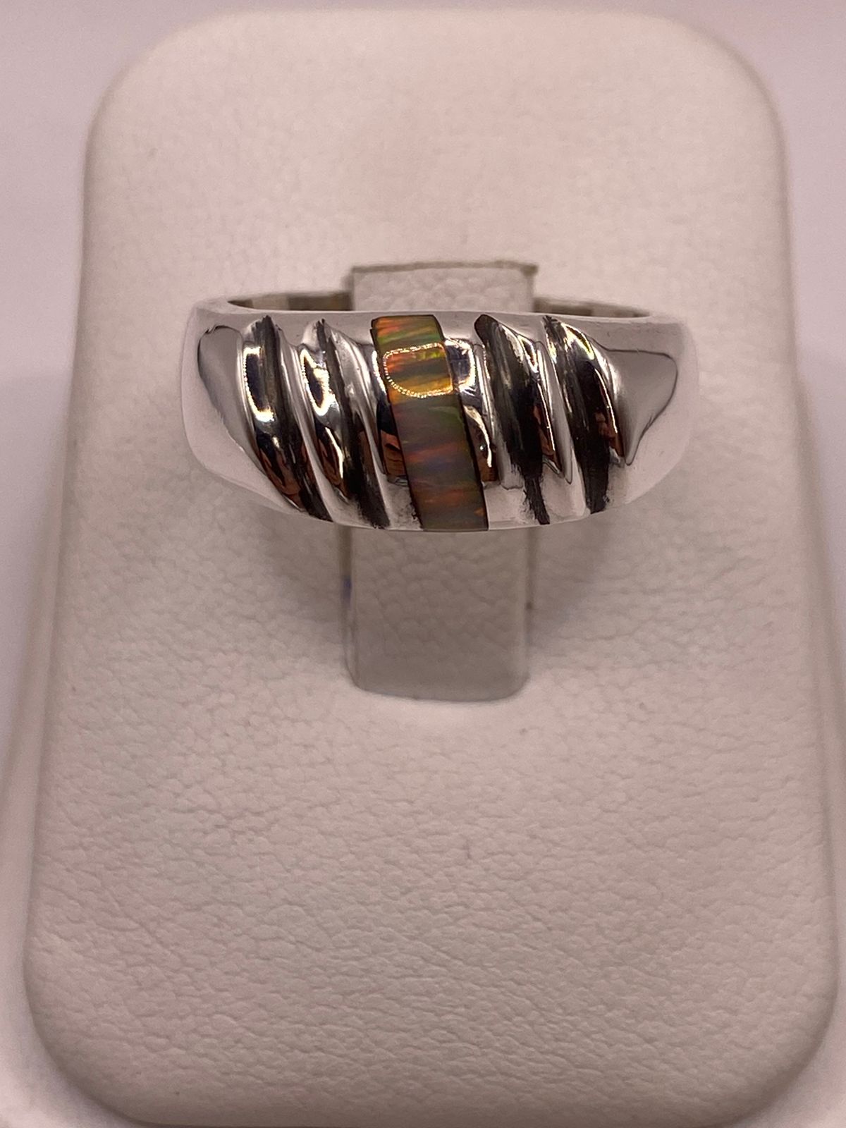 Anillo Contemporáneo de Plata Ley 925 con Ópalo de Fuego en Diseño Texturizado, vista frontal