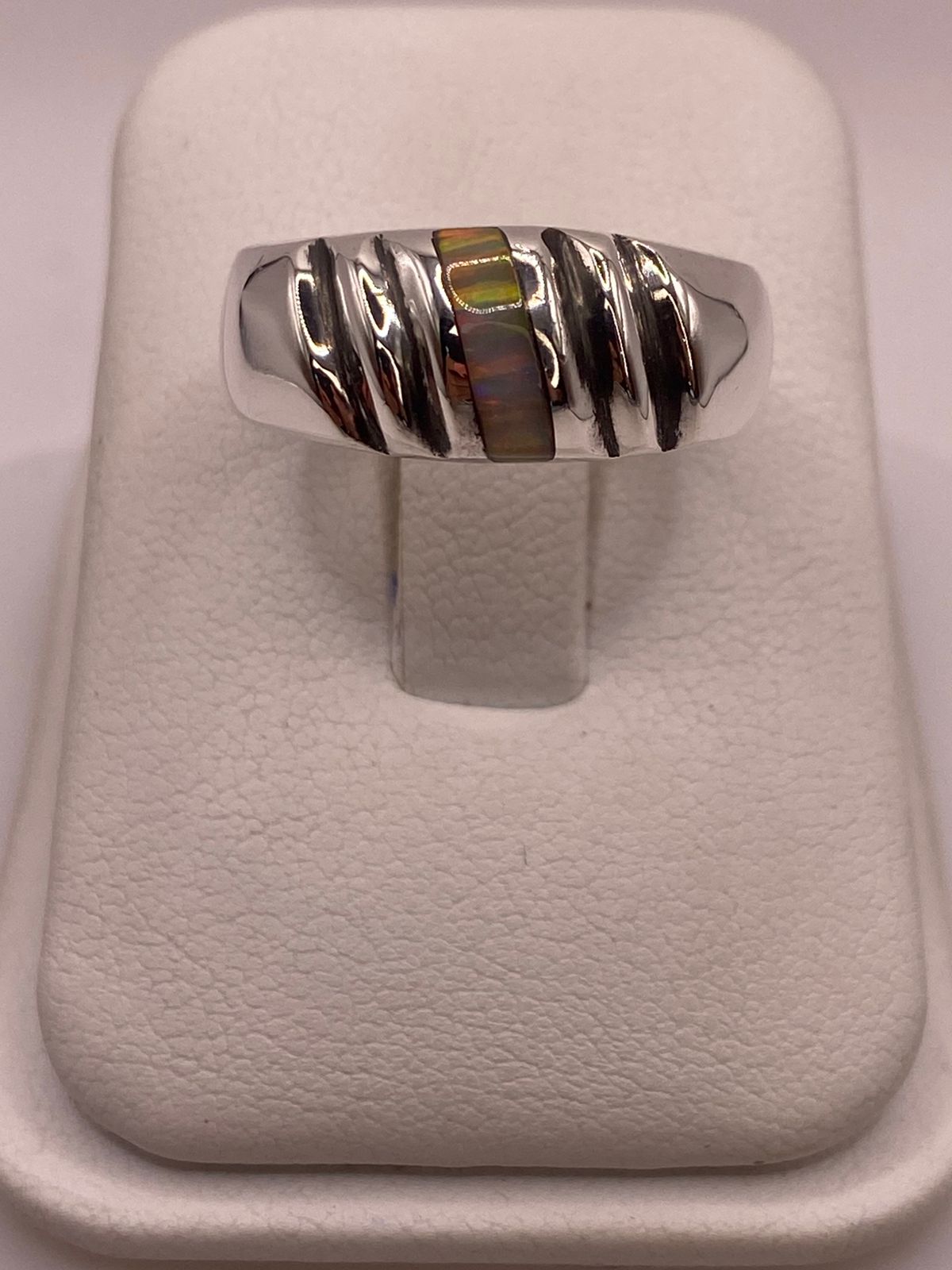 Anillo Contemporáneo de Plata Ley 925 con Ópalo de Fuego en Diseño Texturizado en báscula mostrando peso
