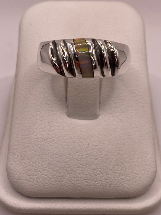 Anillo Contemporáneo de Plata Ley 925 con Ópalo de Fuego en Diseño Texturizado en báscula mostrando peso