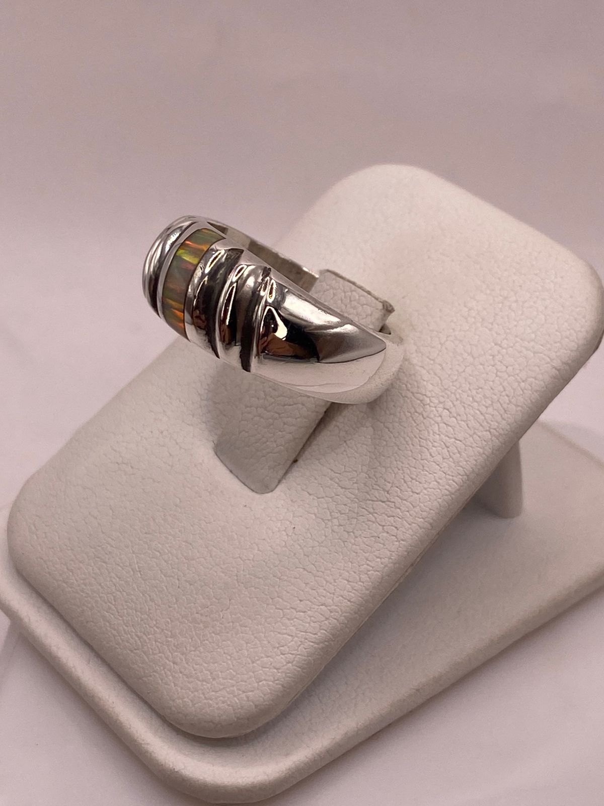 Anillo Contemporáneo de Plata Ley 925 con Ópalo de Fuego en Diseño Texturizado, vista lateral