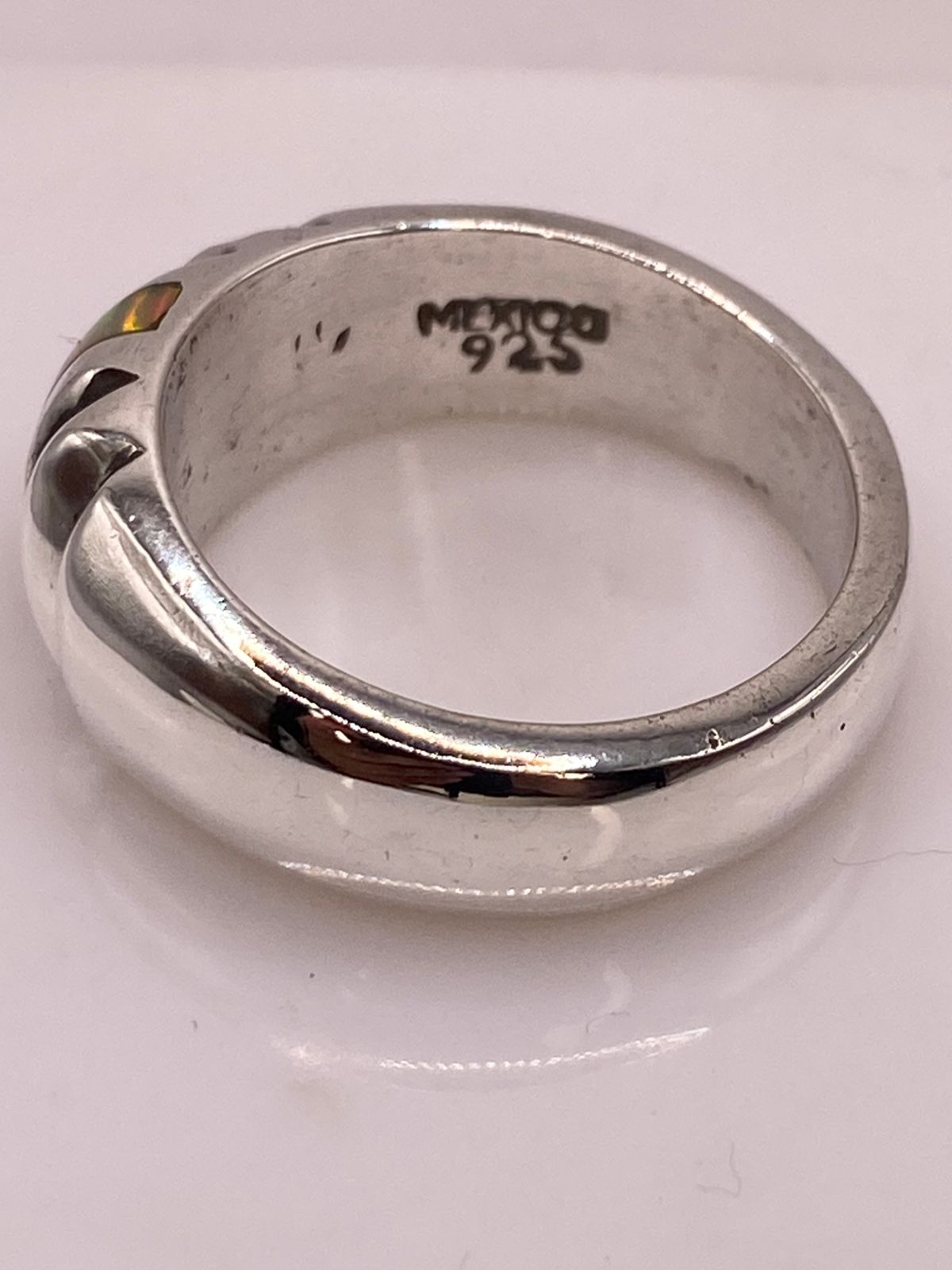 Anillo Contemporáneo de Plata Ley 925 con Ópalo de Fuego en Diseño Texturizado, sello de autenticidad Plata Ley .925