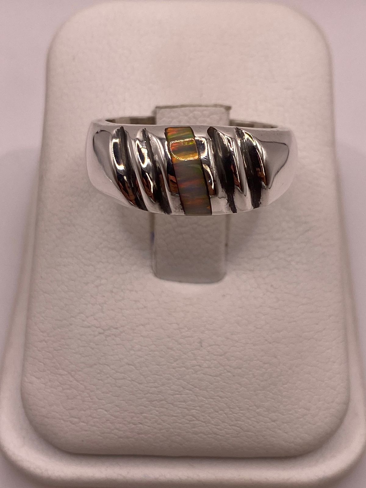 Anillo Contemporáneo de Plata Ley 925 con Ópalo de Fuego en Diseño Texturizado, vista de detalle