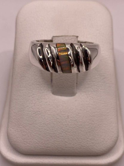 Anillo Contemporáneo de Plata Ley 925 con Ópalo de Fuego en Diseño Texturizado, vista de detalle