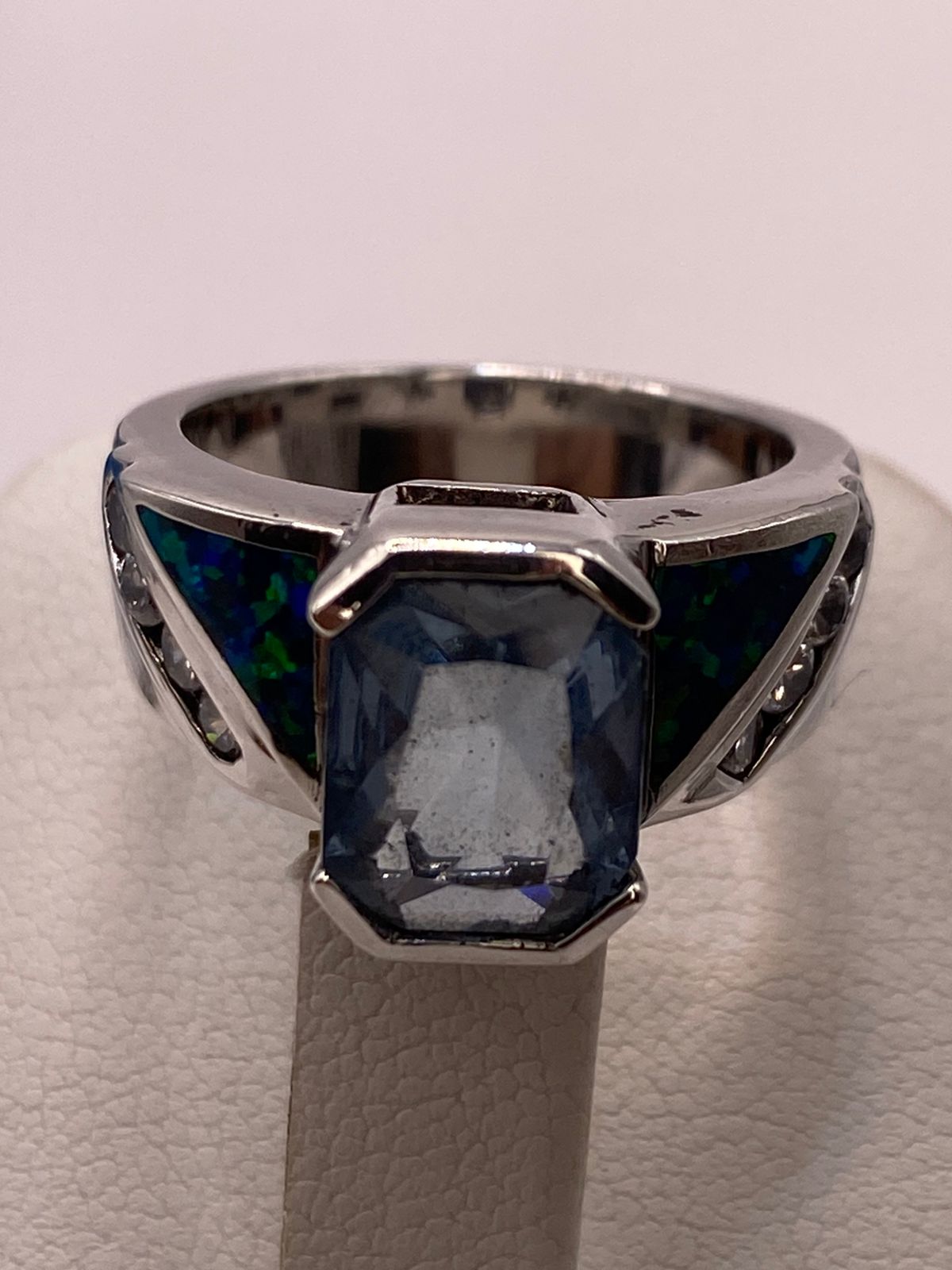 Anillo Contemporáneo de Plata Ley 925 con Ópalo de Fuego y Zirconia Azul Celeste, vista posterior
