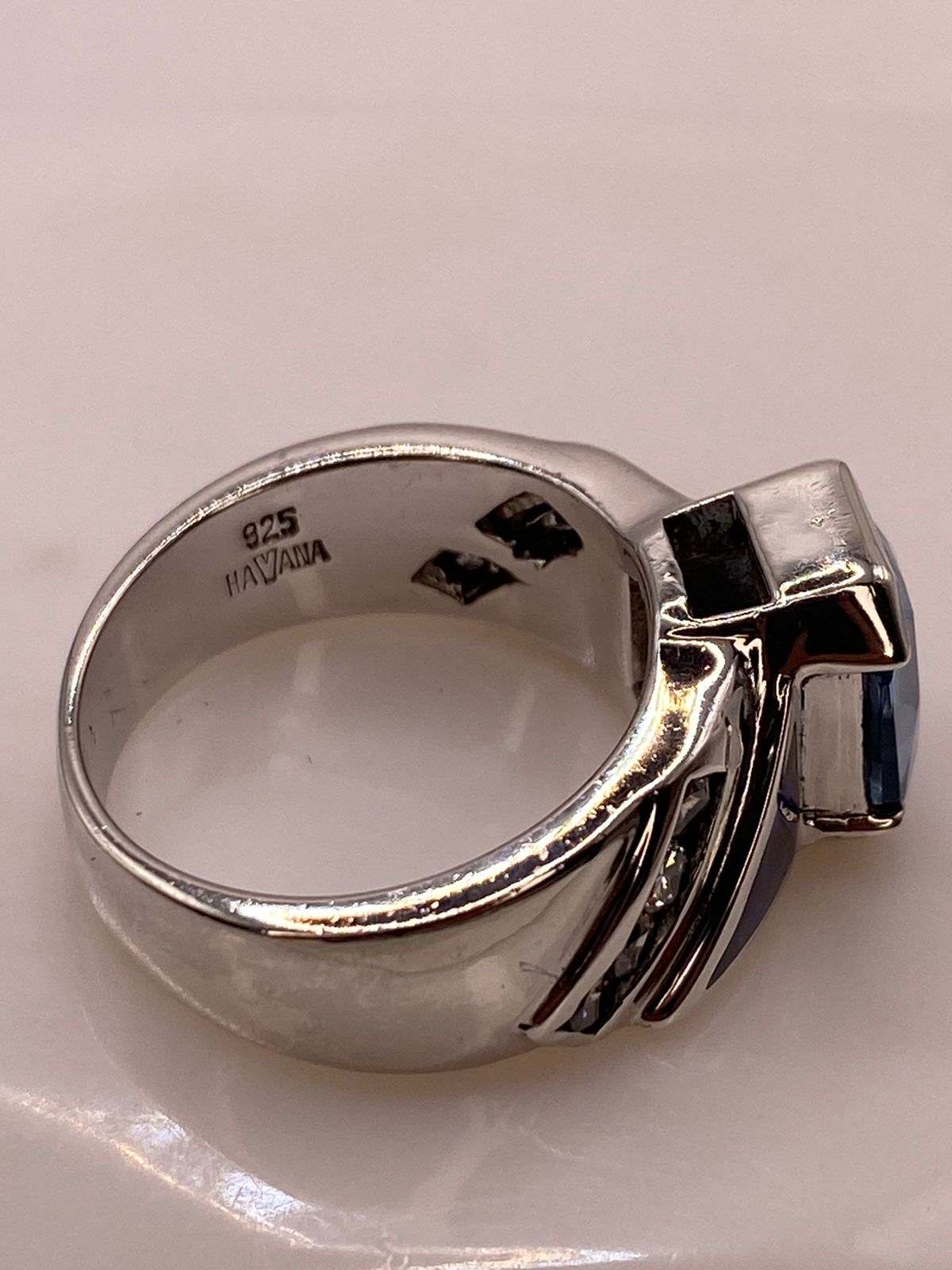 Anillo Contemporáneo de Plata Ley 925 con Ópalo de Fuego y Zirconia Azul Celeste, sello de autenticidad Plata Ley .925