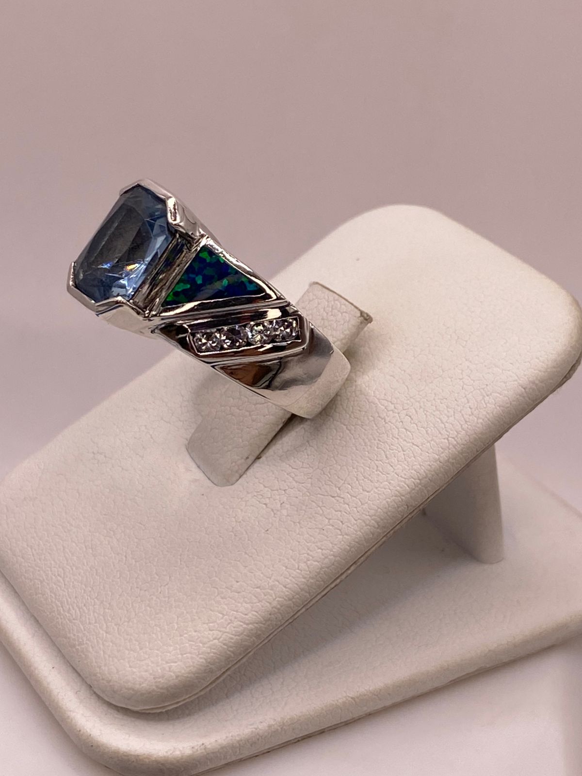 Anillo Contemporáneo de Plata Ley 925 con Ópalo de Fuego y Zirconia Azul Celeste, vista lateral