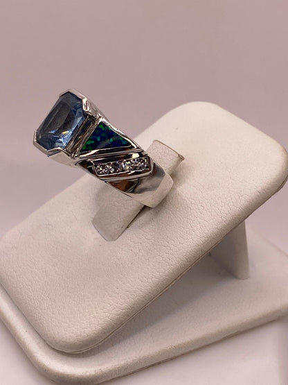 Anillo Contemporáneo de Plata Ley 925 con Ópalo de Fuego y Zirconia Azul Celeste, vista lateral