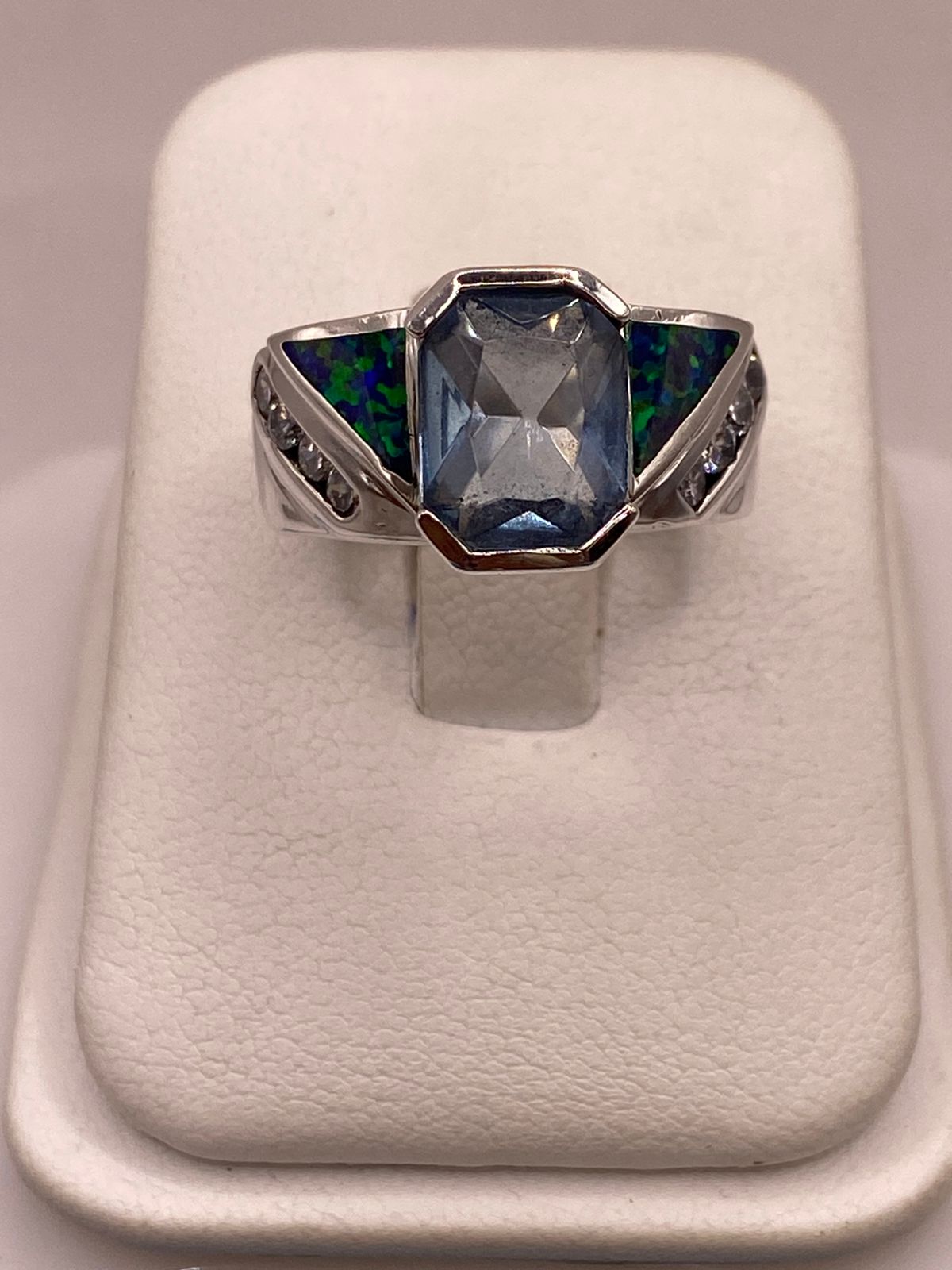 Anillo Contemporáneo de Plata Ley 925 con Ópalo de Fuego y Zirconia Azul Celeste, vista frontal