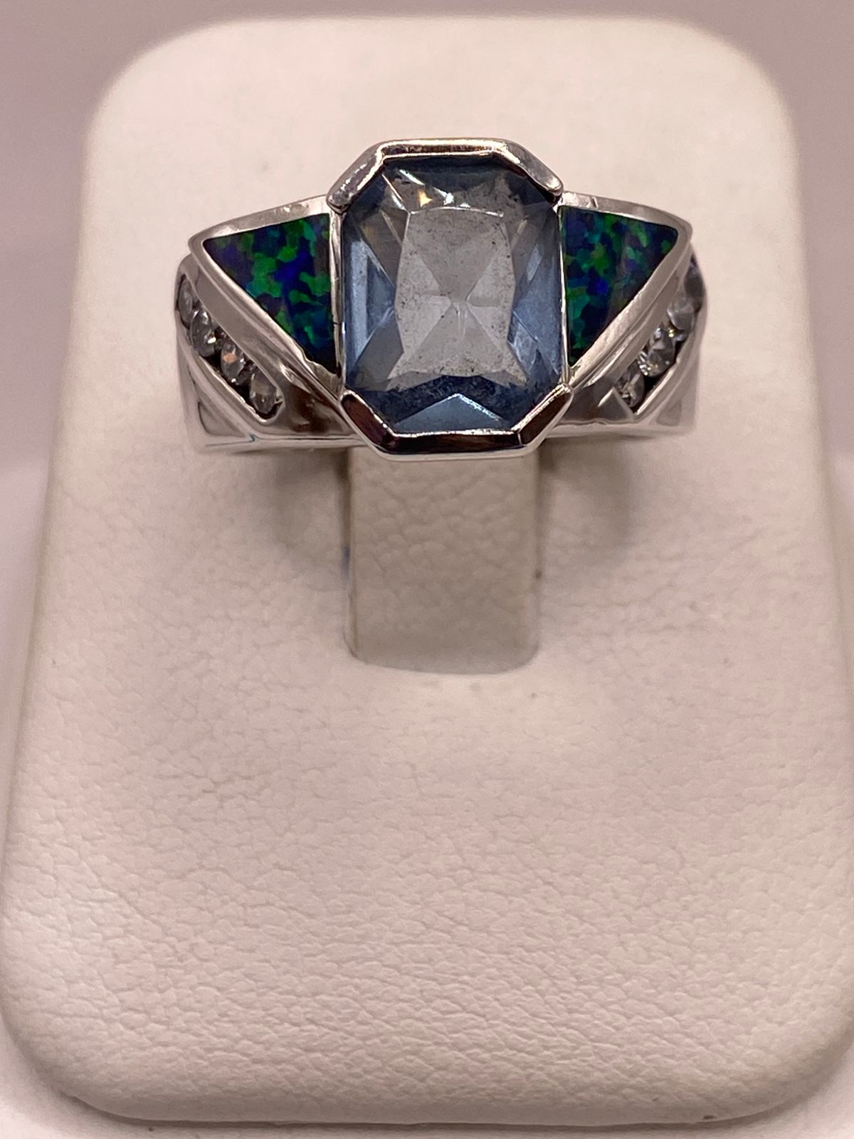 Anillo Contemporáneo de Plata Ley 925 con Ópalo de Fuego y Zirconia Azul Celeste — detalle de acabado